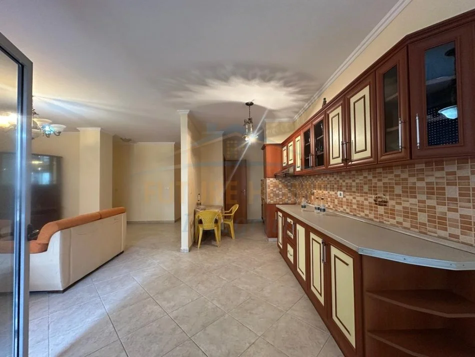 Tirane, jepet me qera apartament 3+1 per banim dhe zyra, Kati 4, 166 m² 1.200 € (Rruga e Dibres)