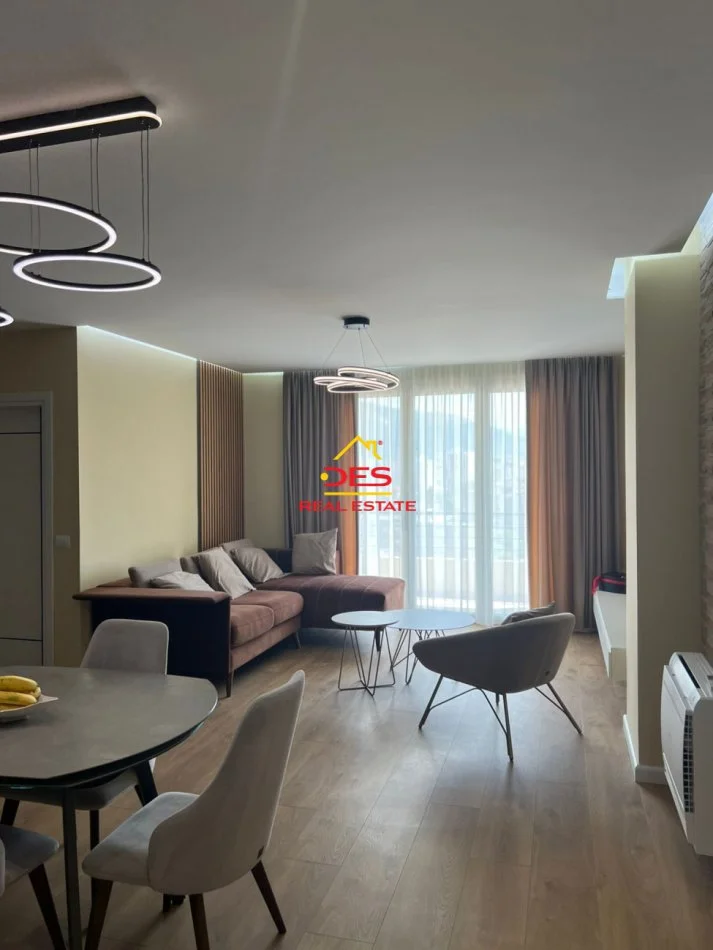 Vlore, jepet me qera apartament 2+1+Ballkon Kati 9, 109 m² 600 € (Rruga Fiqirete Musta)