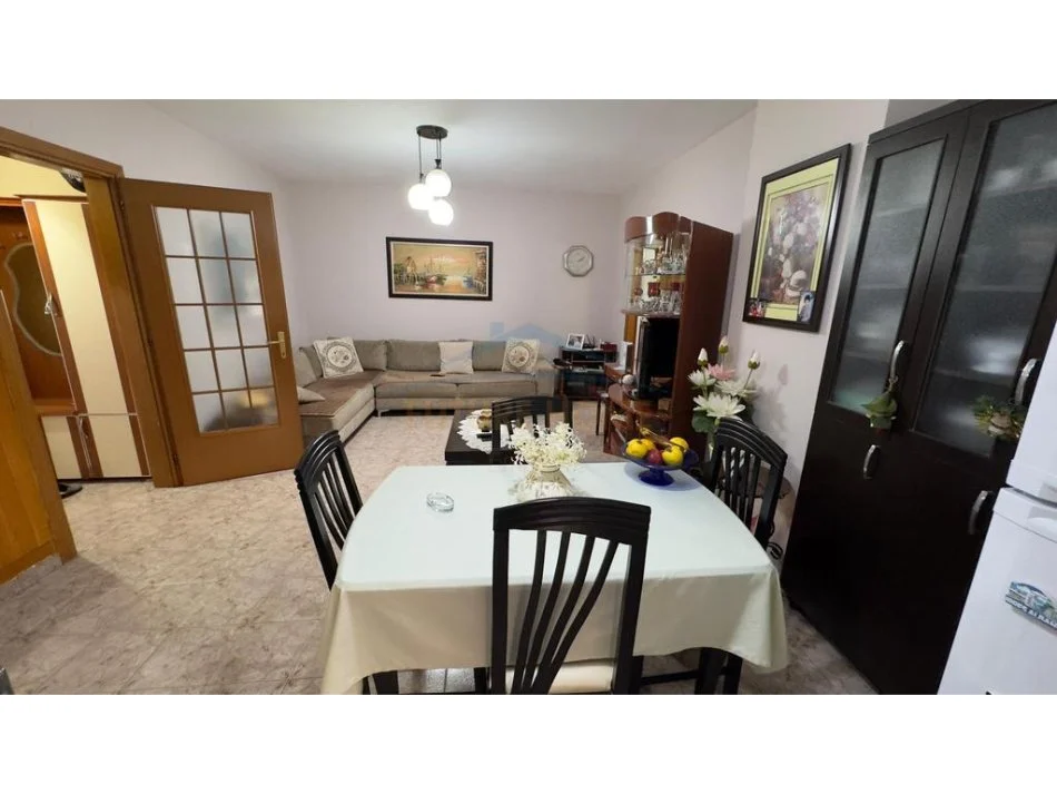 Tirane, jepet me qera apartament 1+1+Ballkon Kati 2, 89 m² 450 € (Rruga e Bogdaneve)