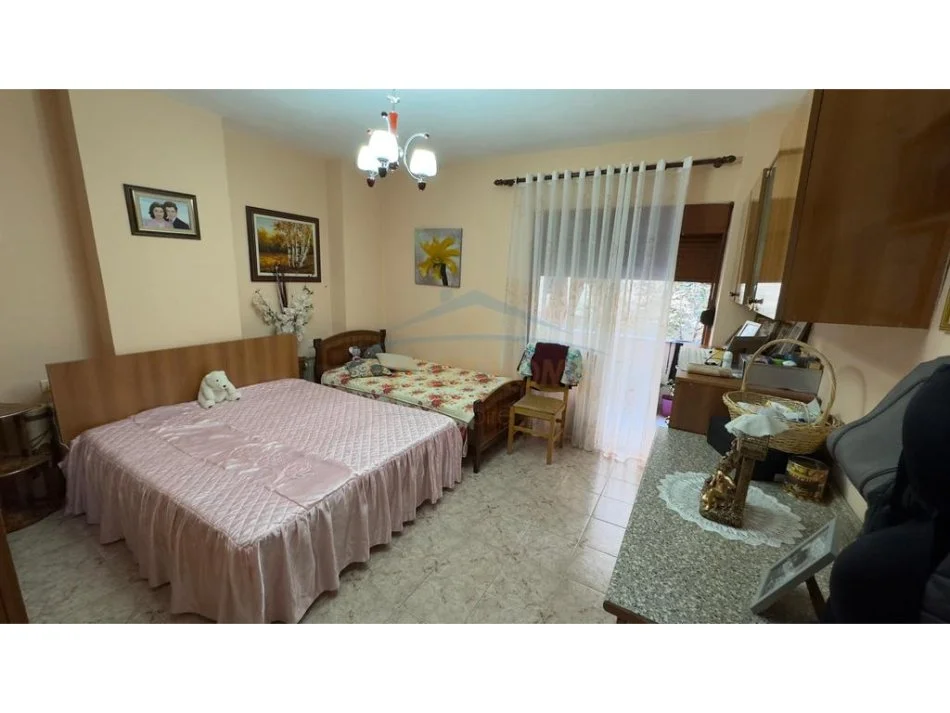 Tirane, jepet me qera apartament 1+1+Ballkon Kati 2, 89 m² 450 € (Rruga e Bogdaneve)