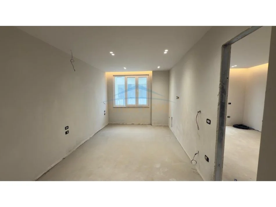 Tirane, jepet me qera apartament 3+1 Kati 10, 143 m² 1.800 € 