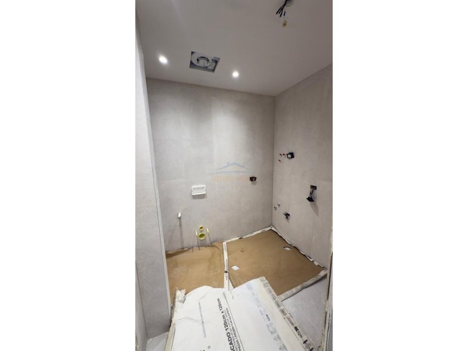 Tirane, jepet me qera apartament 3+1 Kati 10, 143 m² 1.800 € 