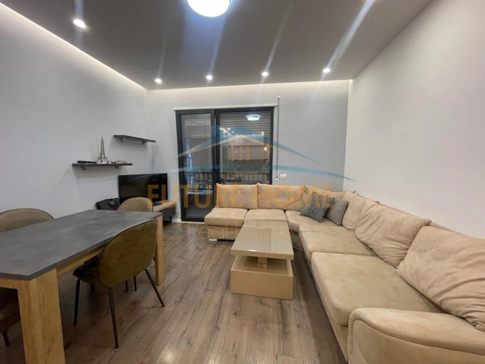 Tirane MUNDESI KREDIE  , shitet apartament 2+1+2 Kati 7, 101 m² 200.000 € (kinostudio)