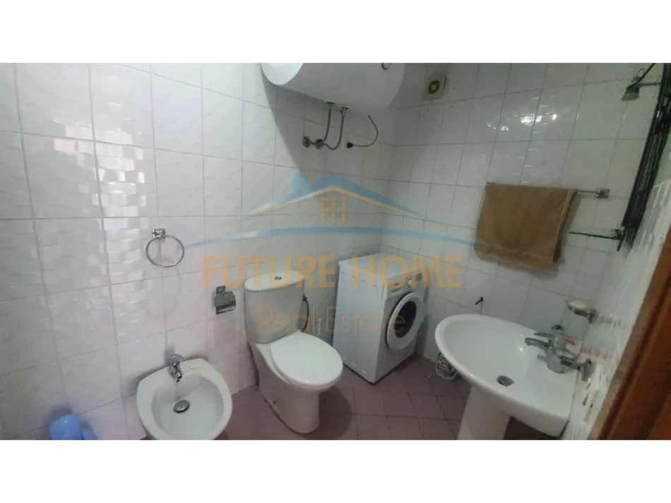 Tirane, jepet me qera apartament 2+1+Ballkon Kati 9, 100 m² 700 € (Rruga e Barrikadave)