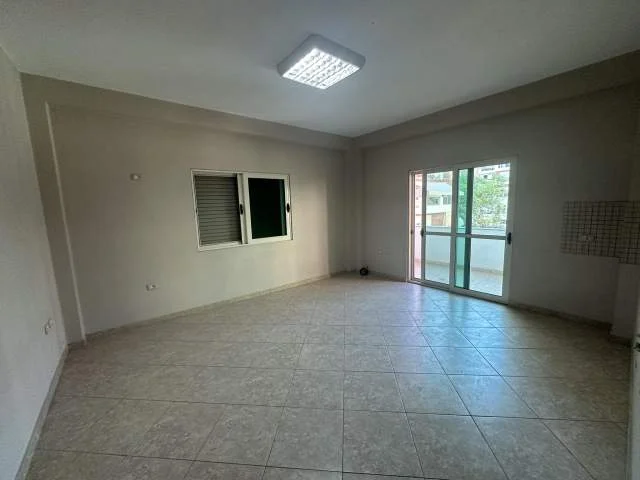 Tirane, jap me qera apartament 4+1 Kati 3, 250 m² 750 Euro (Kodra Diellit)