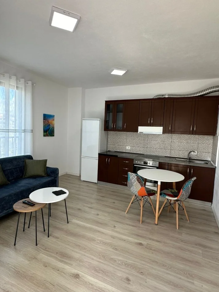 Tirane, jepet me qera 1+1+Ballkon Kati 5, 65 m² 370 € (rruga tom plezha)