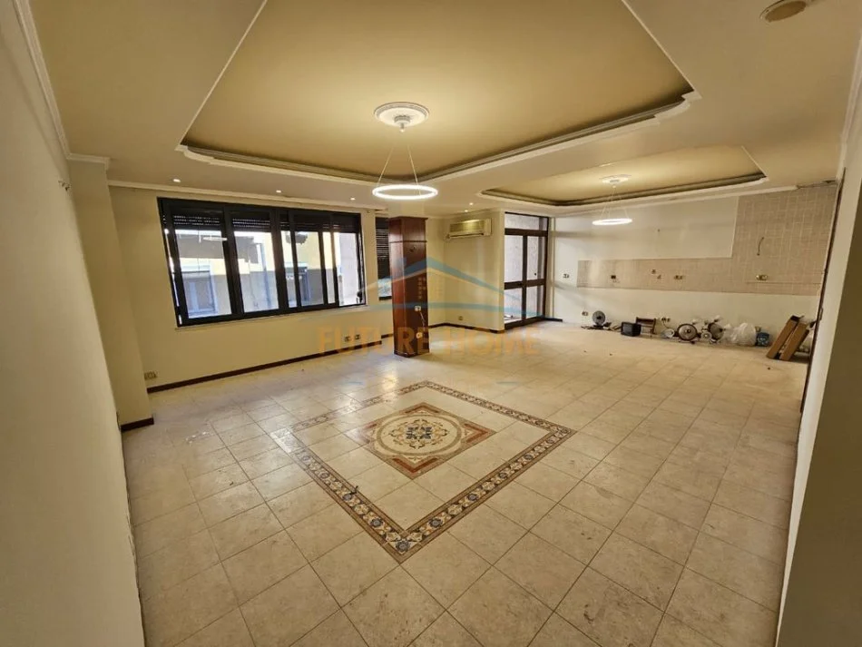 SHITET APARTAMENT 2+1 PRANE KAFE ROMA