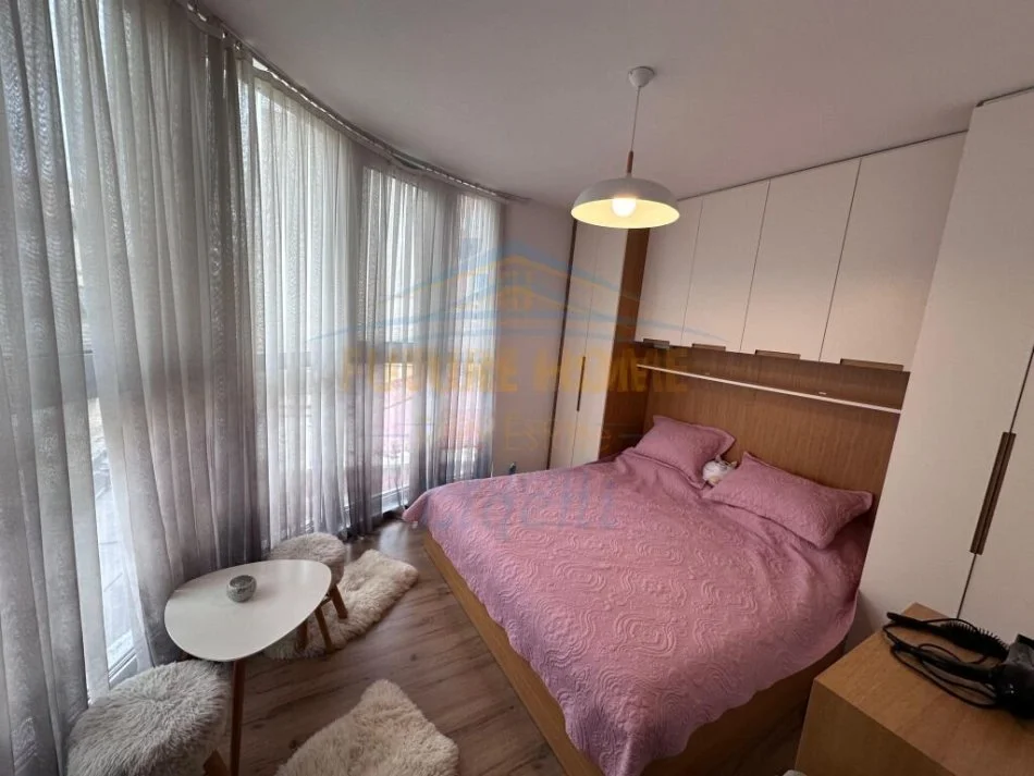 Tirane, jepet me qera apartament 2+1+Ballkon Kati 3, 80 m² 800 € (PRANE SHKOLLES SE BALETIT)