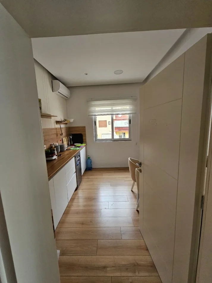 Tirane, jepet me qera ambjent biznesi Kati 0, 200 m² 2.500 € 