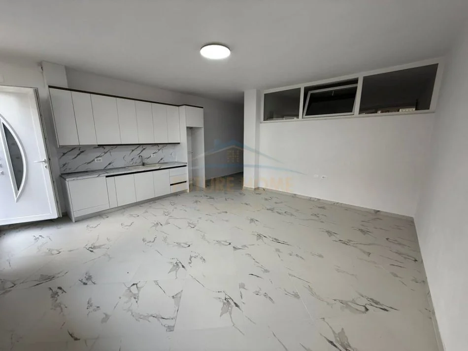 Pogradec, jepet me qera shtepi 1+1 Kati 1, 65 m² 180 € (Përroi i Çaprazit)