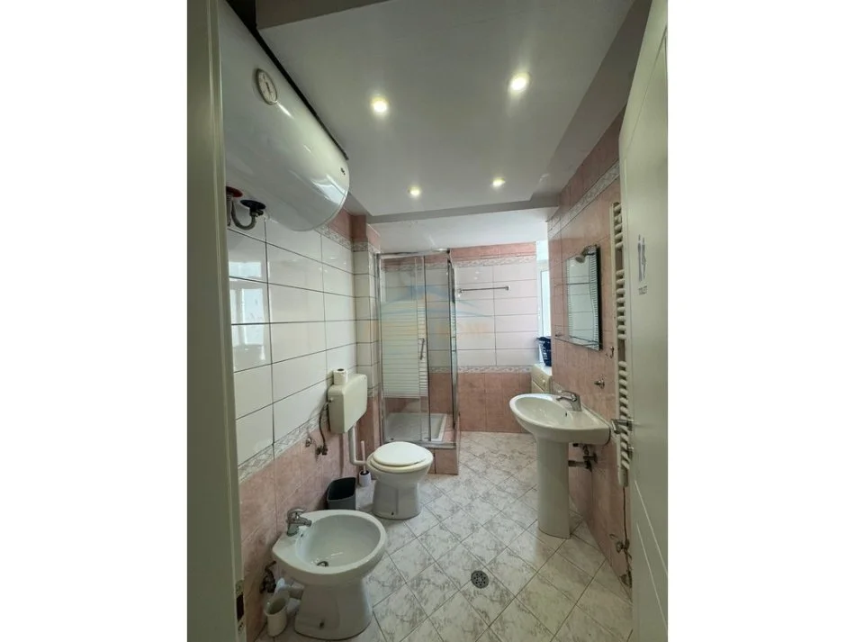 Tirane, jepet me qera apartament 3+1+Ballkon Kati 6, 125 m² 1.100 € (Qender)