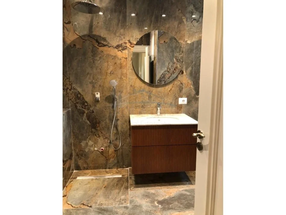 Tirane, jepet me qera apartament 3+1+Ballkon Kati 4, 190 m² 1.300 € (Vilat Gjermane)