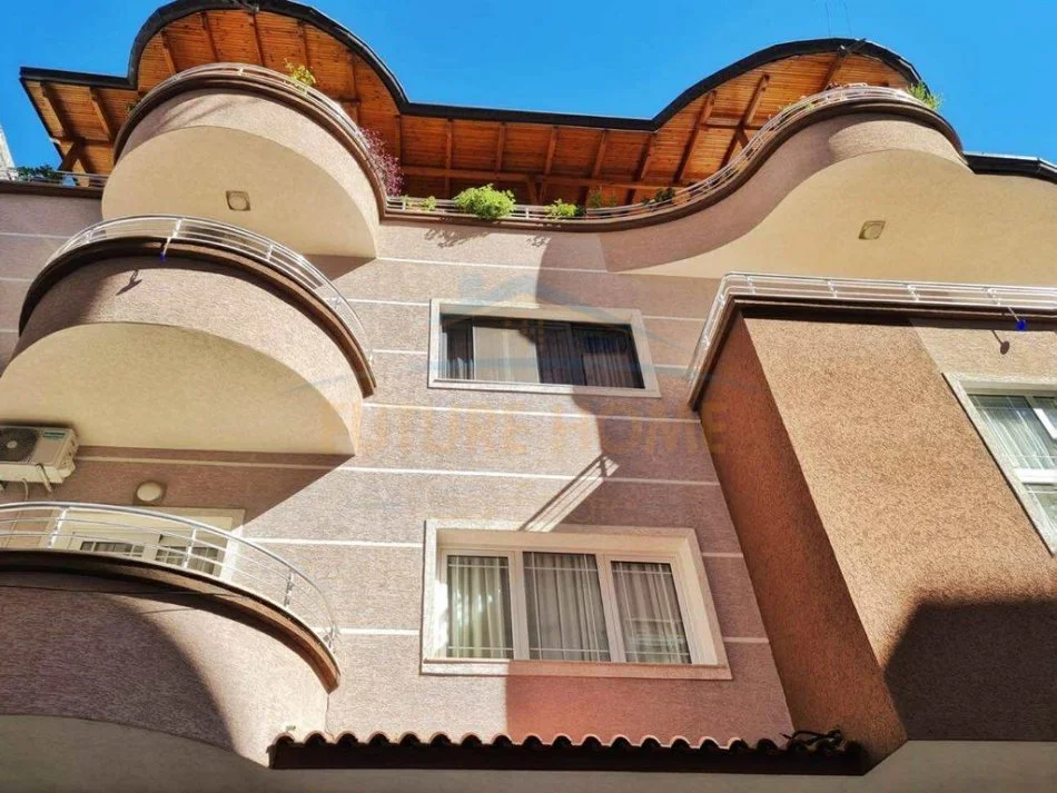 Tirane, jepet me qera apartament 4+1+Ballkon Kati 1, 200 m² 1.300 € (Komuna e Parisit)