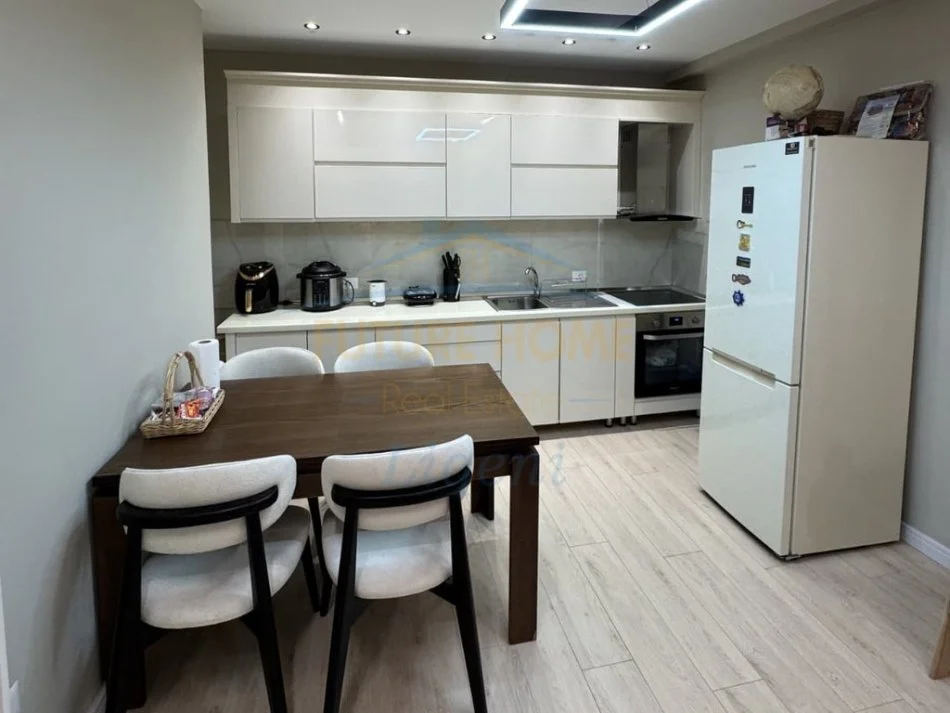 Tirane, jepet me qera apartament 1+1+Ballkon Kati 1, 80 m² 800 € (Liqeni i Thate)