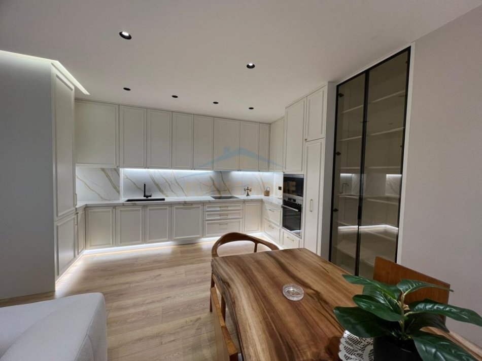 Tirane, jepet me qera apartament 2+1 Kati 4, 118 m² 1.400 € 