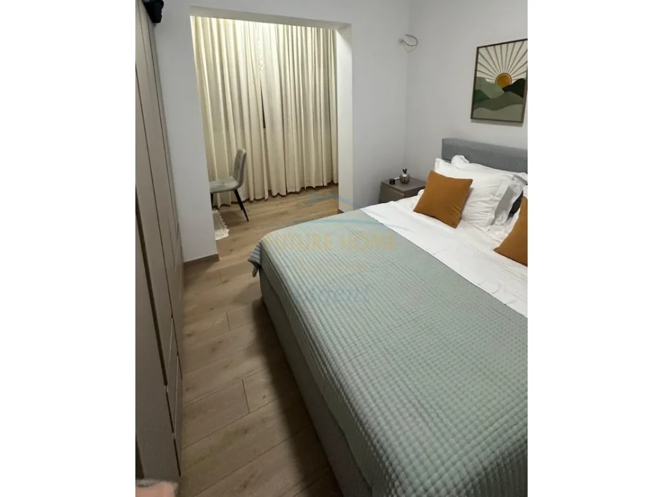 Tirane, jepet me qera apartament 2+1 Kati 1, 88 m² 850 € (Qendër, Prane Kafe Flora)