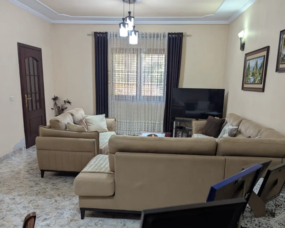 Tirane, shitet Vile 3 Katshe Kati 3, 280 m² 515.000 € (rruga jordan misja , rruga don bosko)