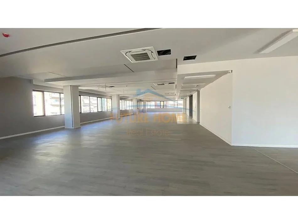 Tirane, jepet me qera ambjent biznesi Kati 4, 972 m² 17.000 € (Kompleksi Delijorgji)