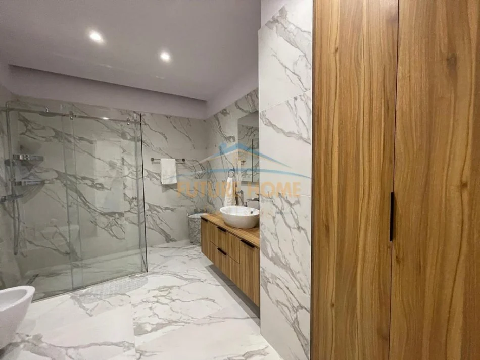 Tirane, jepet me qera apartament 2+1+Ballkon Kati 0, 125 m² 1.400 € (Hotel Radisson)