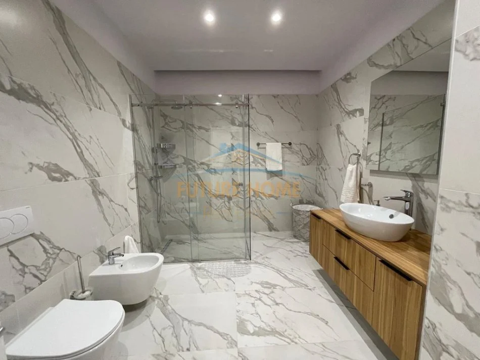 Tirane, jepet me qera apartament 2+1 , 125 m² 1.500 € (Liqeni i That)