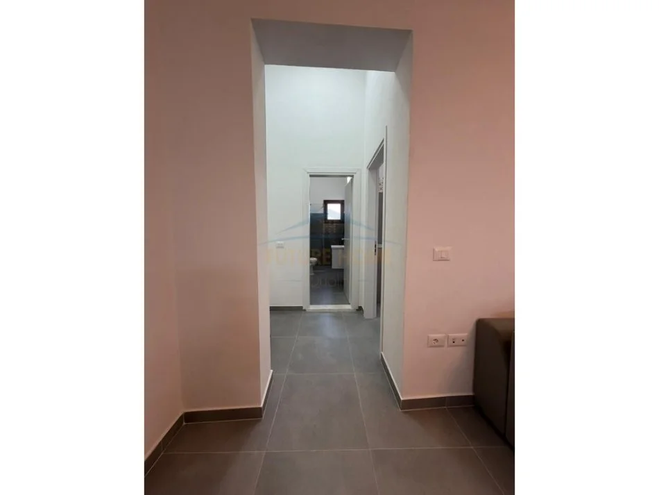 Durres, jepet me qera apartament 1+1 Kati 1, 128 m² 300 € (Kodra e Kuajve)