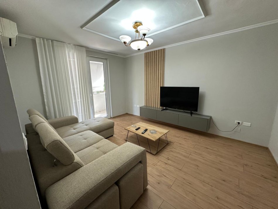 Tirane, jepet me qera apartament 1+1 Kati 2, 75 m² 700 € (Gjimnazi "Petro Nini Luarasi")