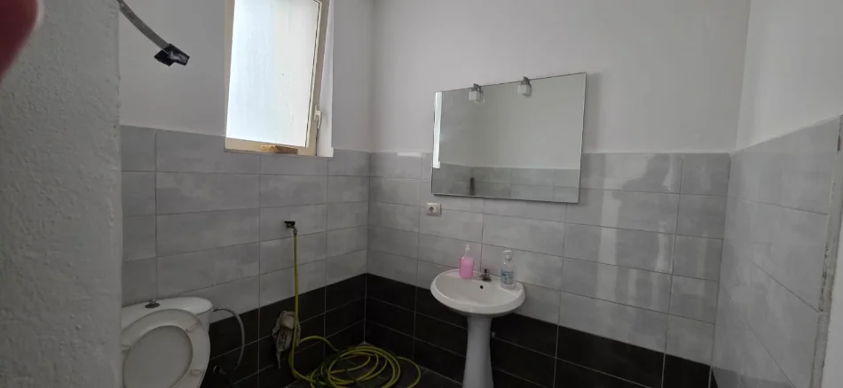 Tirane, jepet me qera dyqan Kati 0, 100 m² 1.500 € (Tregu Elektrik)
