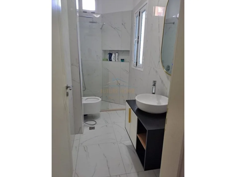 Vlore, jepet me qera apartament 1+1 Kati 2, 82 m² 600 € (Lungomare)