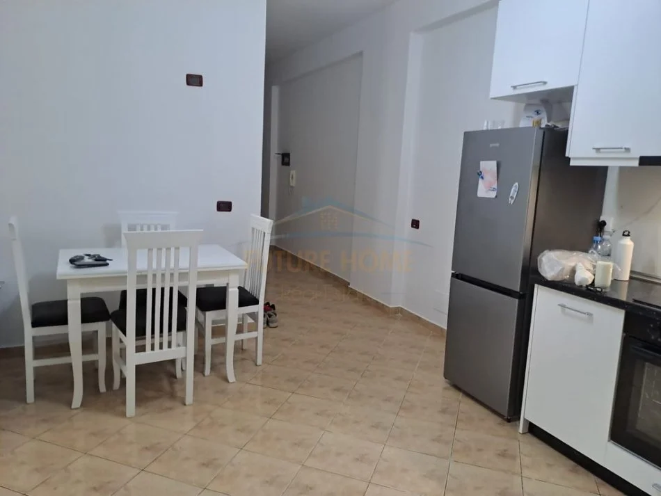Vlore, jepet me qera apartament 1+1 Kati 2, 82 m² 600 € (Lungomare)