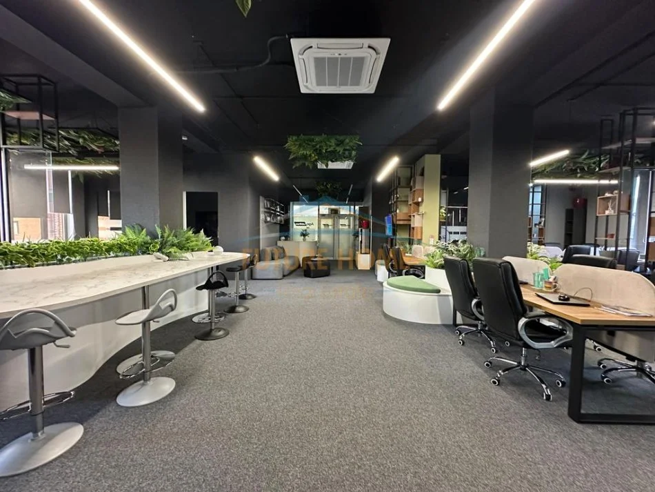 Tirane, jepet me qera zyre Kati 1, 355 m² 7.000 € (Kompleksi Delijorgji)