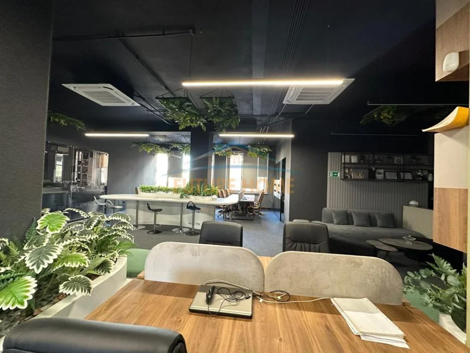 Tirane, jepet me qera zyre Kati 1, 355 m² 7.000 € (Kompleksi Delijorgji)