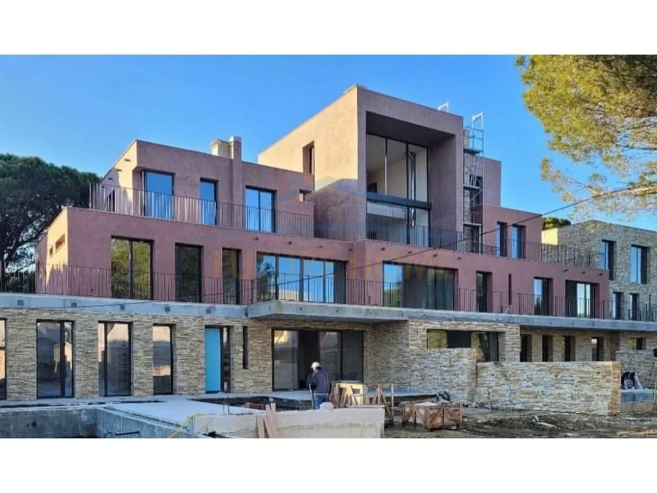 Gjiri Lalezit | Hamallaj, shitet apartament 2+1 Kati 1, 139 m² 268.325 € (Town House, Lura 5 , Gjiri I Lalëzit)