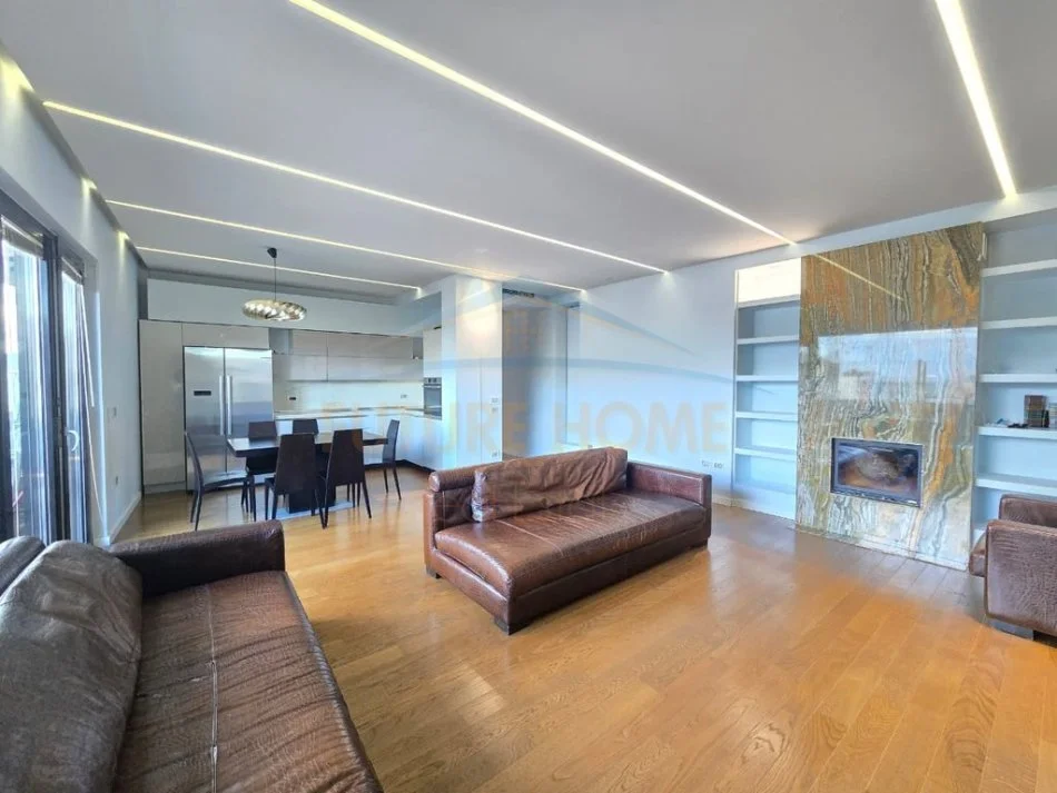 SHITET APARTAMENT 2+1+2 POSTE PARKIMI NE QENDER