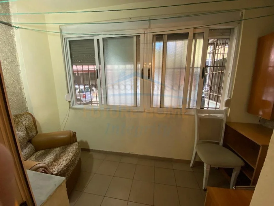 Tirane, jepet me qera apartament 1+1 Kati 1, 59 m² 400 € (Pallati Me Shigjeta)