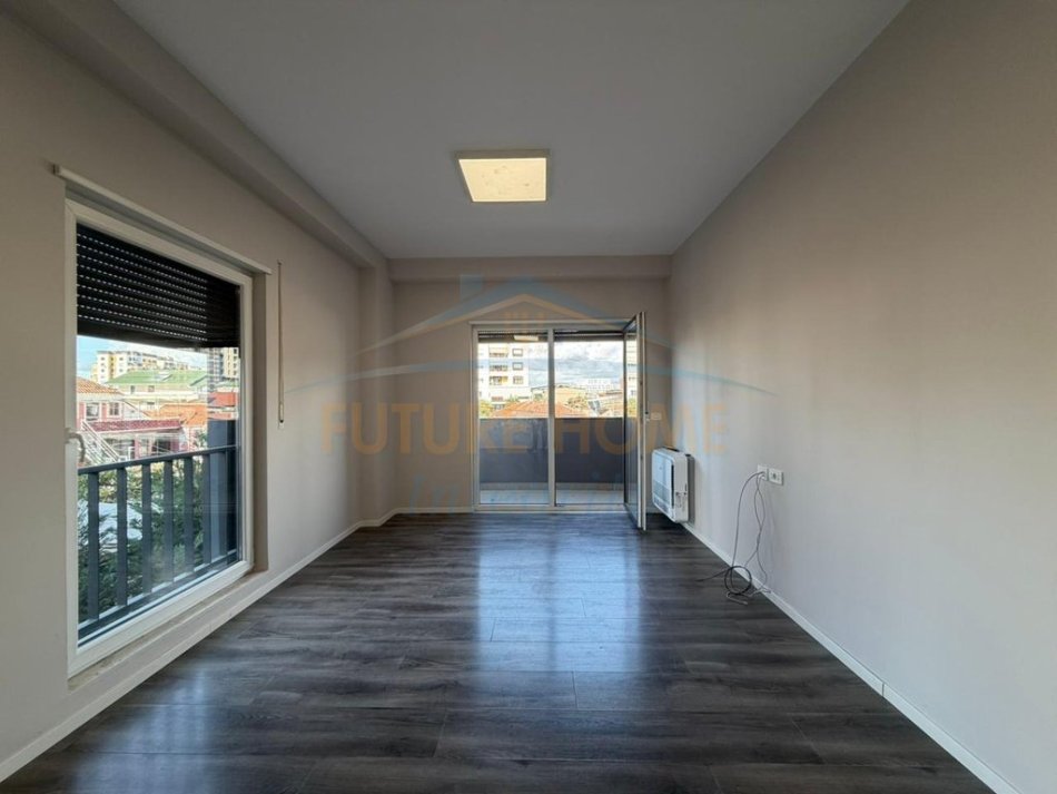 Tirane, shitet apartament 2+1+Ballkon, 210.000 € (Rruga Panorama, Jordan Misja)