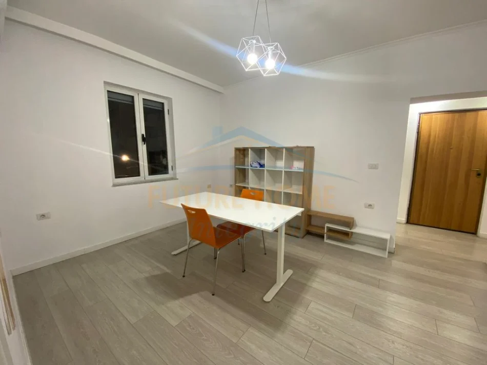 Tirane, jepet me qera ambjent biznesi Kati 2, 92 m² 800 € (21 dhjetori)
