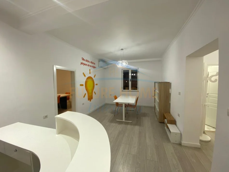 Tirane, jepet me qera ambjent biznesi Kati 2, 92 m² 800 € (21 dhjetori)