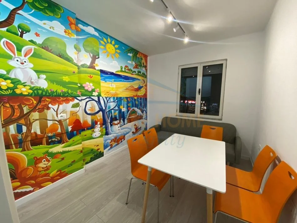 Tirane, jepet me qera ambjent biznesi Kati 2, 92 m² 700 € (21 Dhjetori)