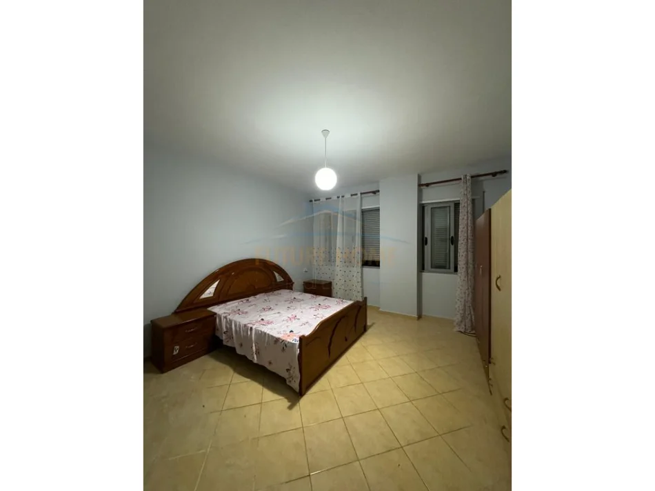 Tirane, jepet me qera apartament 1+1 Kati 1, 69 m² 300 € (Fresku)