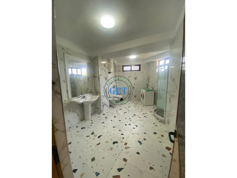 Durres, jepet me qera apartament 3+1 Kati 1, 130 m² 600 € (Gjykata, Durres)