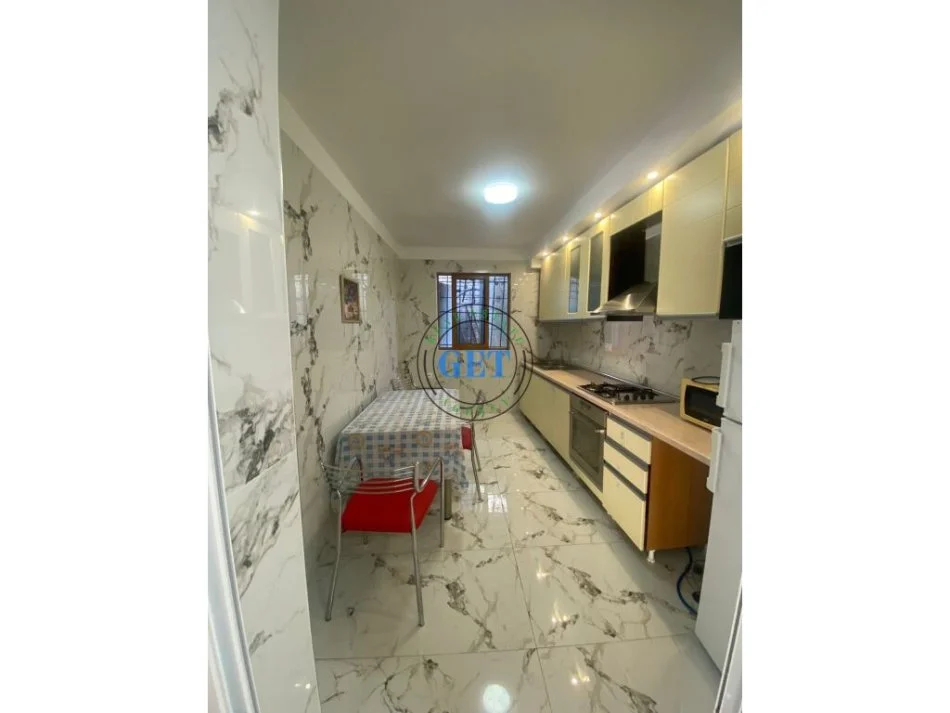 Durres, jepet me qera apartament 3+1 Kati 1, 130 m² 600 € (Gjykata, Durres)