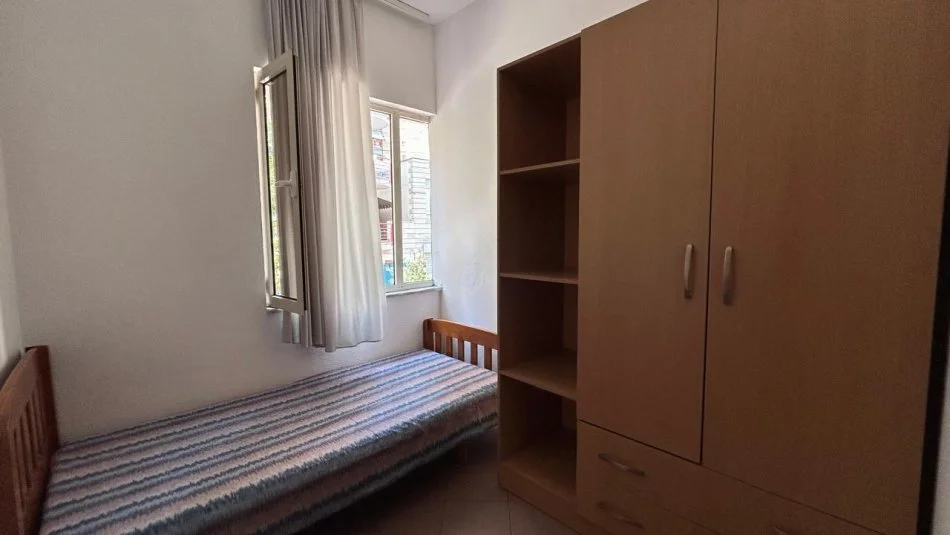 Tirane, jepet me qera 2+1 Kati 2, 79 m² 400 € 