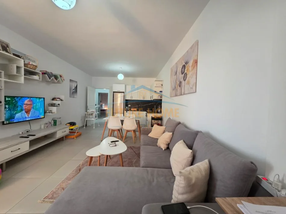 Tirane, qera apartament 2+1+Ballkon Kati 5, 104 m² (Oxhaku)