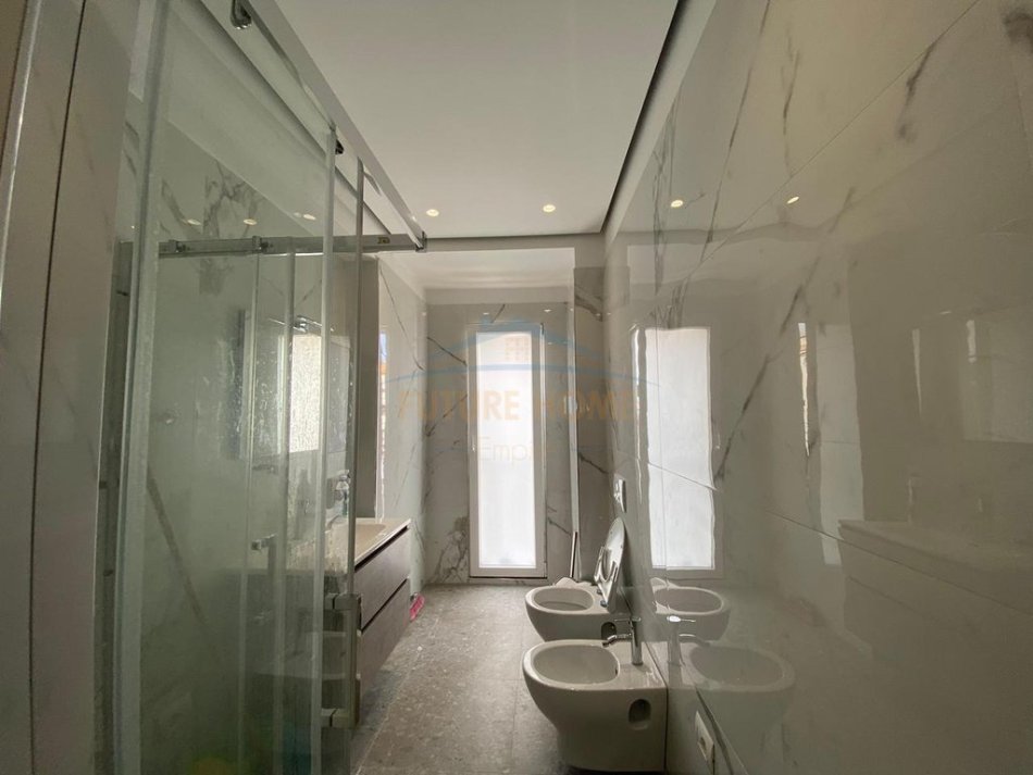 Tirane, jepet me qera apartament 2+1 Kati 5, 110 m² 1.000 € 