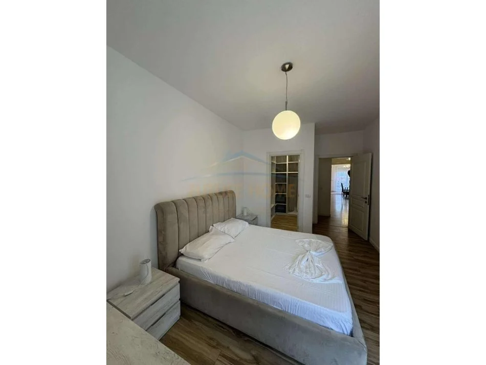 Tirane, jepet me qera apartament 2+1+Ballkon Kati 8, 108 m² 550 € (GOLDEN PARK 3 . SPITALI AMERICAN 3)