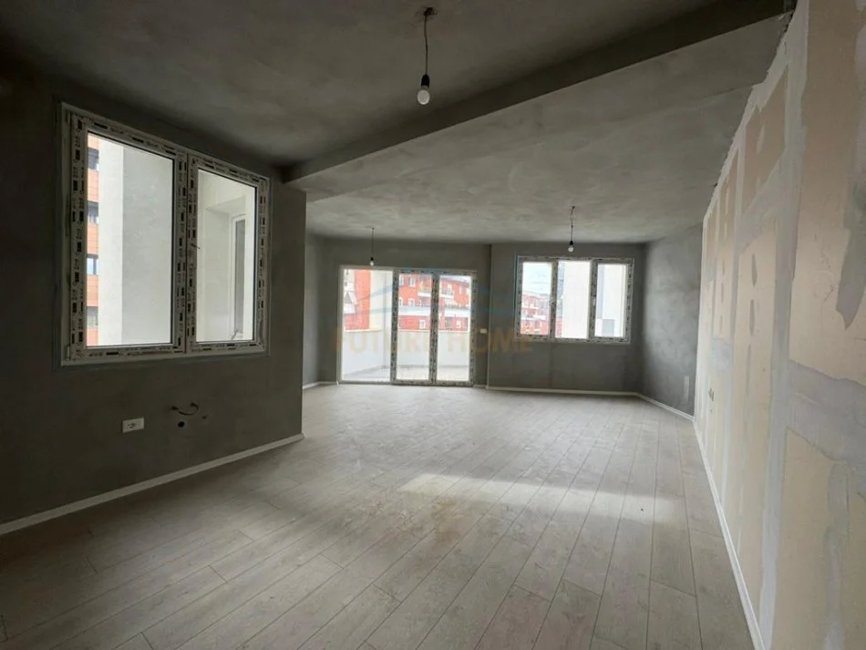 Tirane, shitet apartament 2+1+Ballkon Kati 5, 126 m² 208.000 € (Unaza e Re)