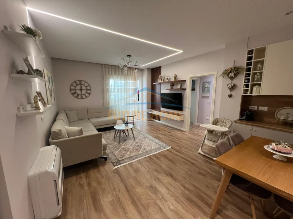 Durres, jepet me qera apartament 2+1+Ballkon Kati 6, 77 m² 650 € (SHKEMBI KAVAJES)
