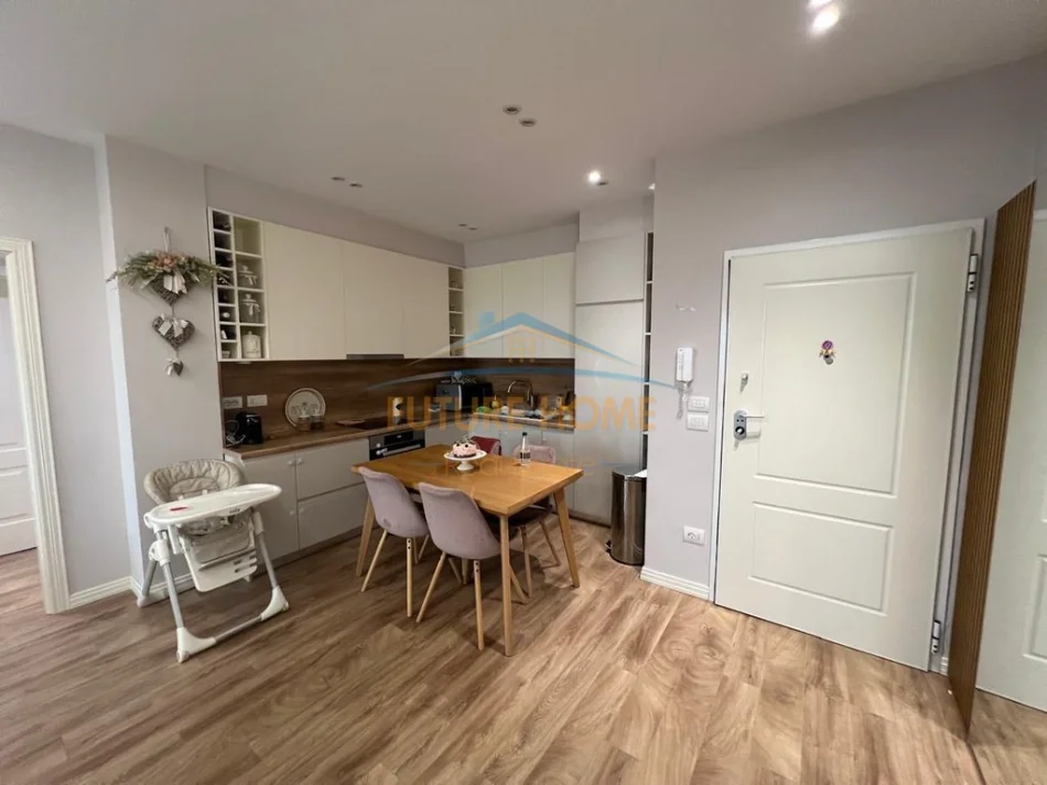 Durres, jepet me qera apartament 2+1+Ballkon Kati 6, 77 m² 650 € (SHKEMBI KAVAJES)
