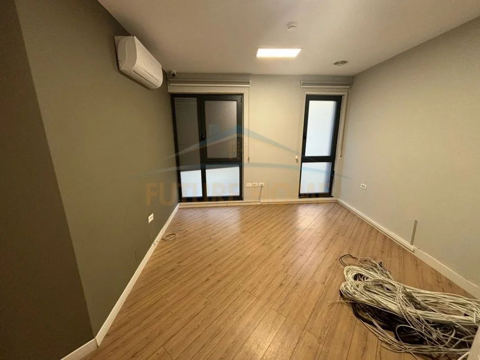 Tirane, jap me qera ambjent biznesi Kati 2, 318 m² 4.000 € (Rruga Bardhok Biba)