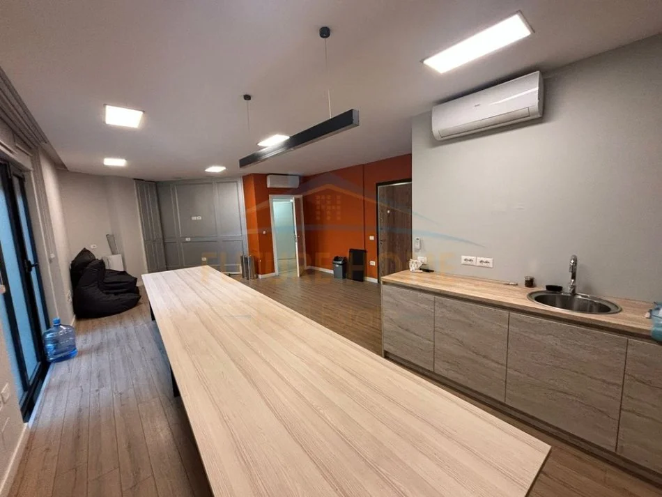 Tirane, jap me qera ambjent biznesi Kati 2, 318 m² 4.000 € (Rruga Bardhok Biba)